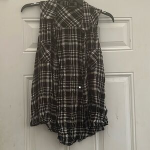 Sleeveless black and white hunters plaid shirt